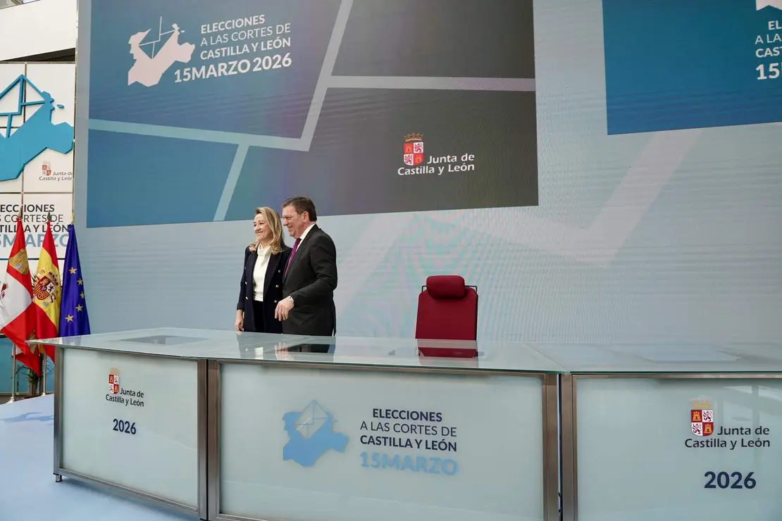 El consejero de la Presidencia, Luis Miguel Gonz&aacute;lez Gago, junto a la consejera de Relaciones Institucionales, Ruth And&eacute;rez, presenta el Centro de Difusi&oacute;n de Datos instalado con motivo de la celebraci&oacute;n de las elecciones