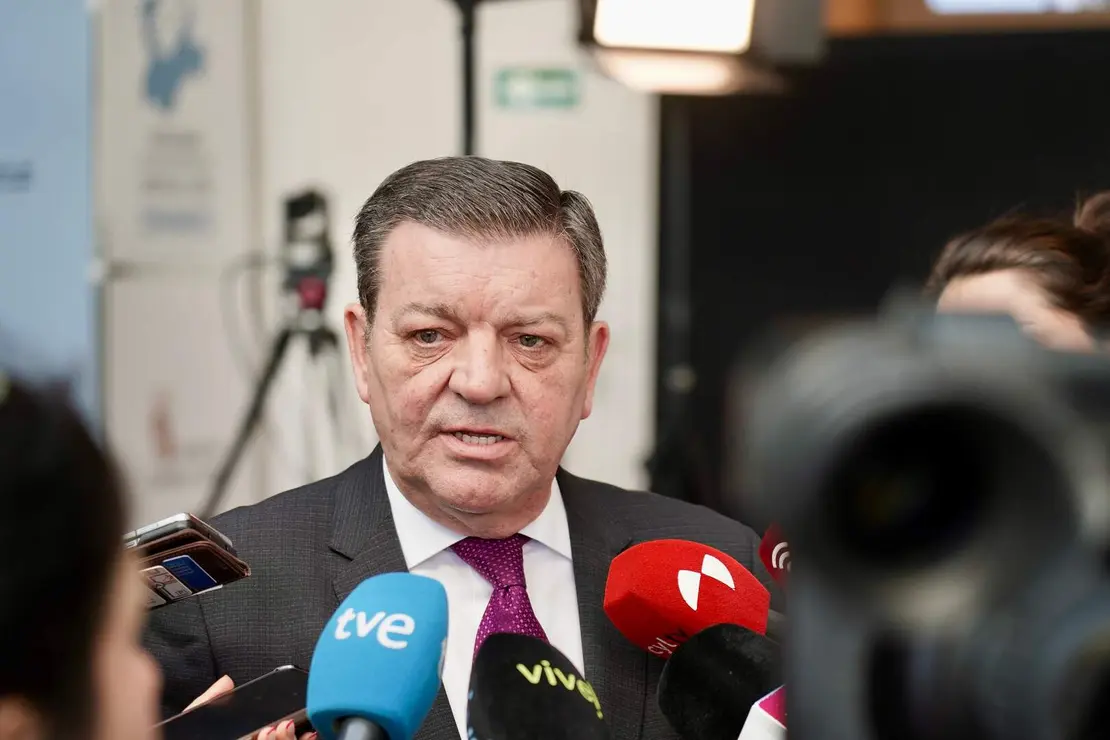 El consejero de la Presidencia, Luis Miguel Gonz&aacute;lez Gago, junto a la consejera de Relaciones Institucionales, Ruth And&eacute;rez, presenta el Centro de Difusi&oacute;n de Datos instalado con motivo de la celebraci&oacute;n de las elecciones