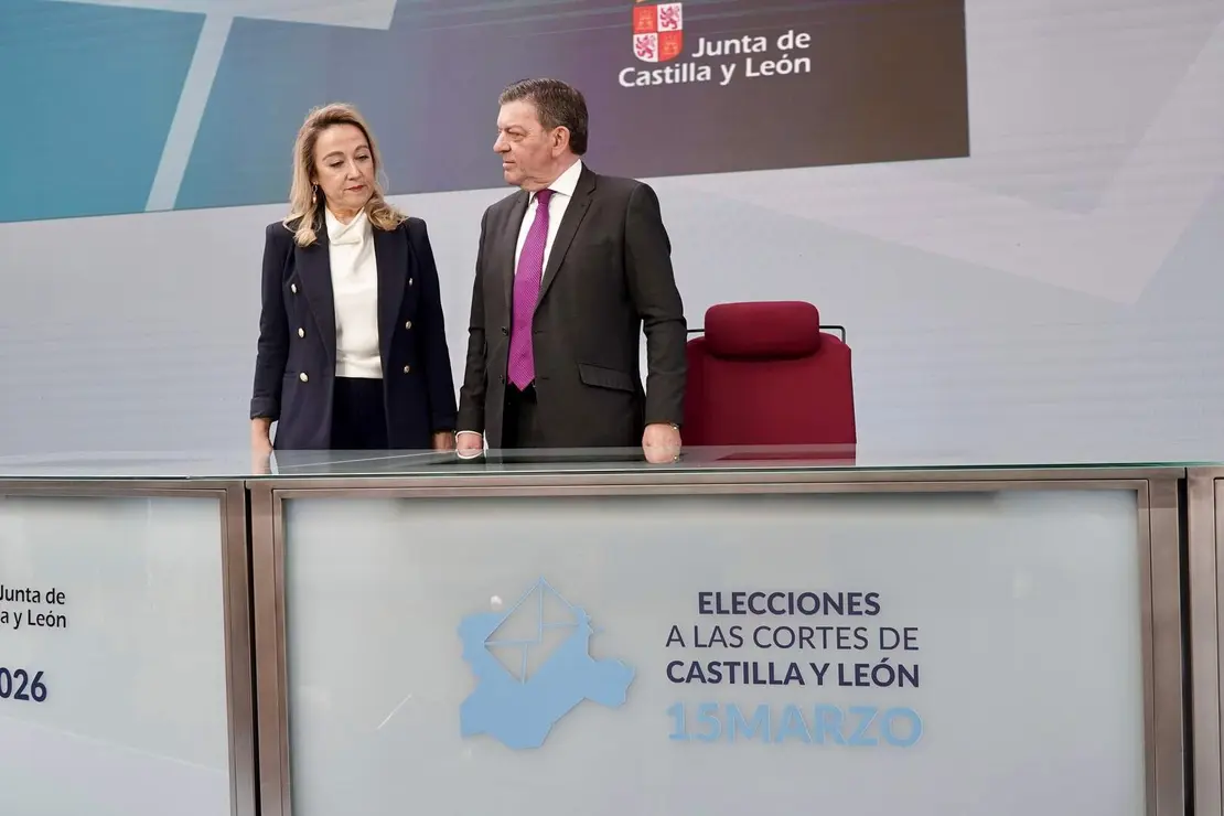 El consejero de la Presidencia, Luis Miguel Gonz&aacute;lez Gago, junto a la consejera de Relaciones Institucionales, Ruth And&eacute;rez, presenta el Centro de Difusi&oacute;n de Datos instalado con motivo de la celebraci&oacute;n de las elecciones