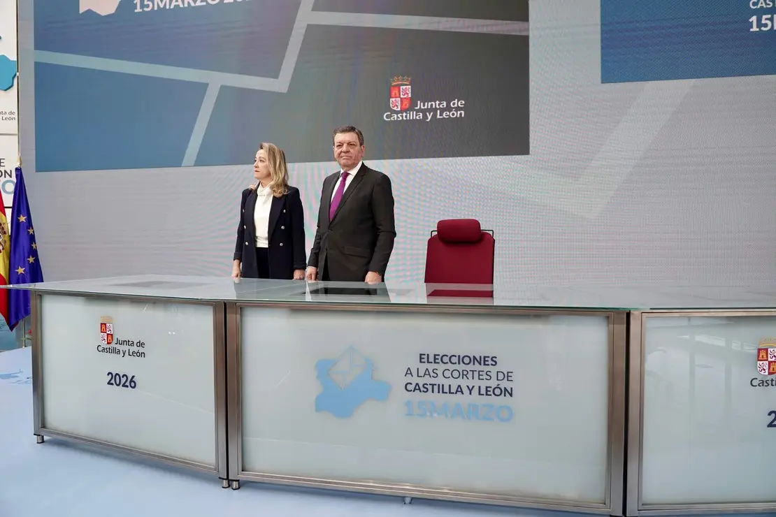 El consejero de la Presidencia, Luis Miguel Gonz&aacute;lez Gago, junto a la consejera de Relaciones Institucionales, Ruth And&eacute;rez, presenta el Centro de Difusi&oacute;n de Datos instalado con motivo de la celebraci&oacute;n de las elecciones