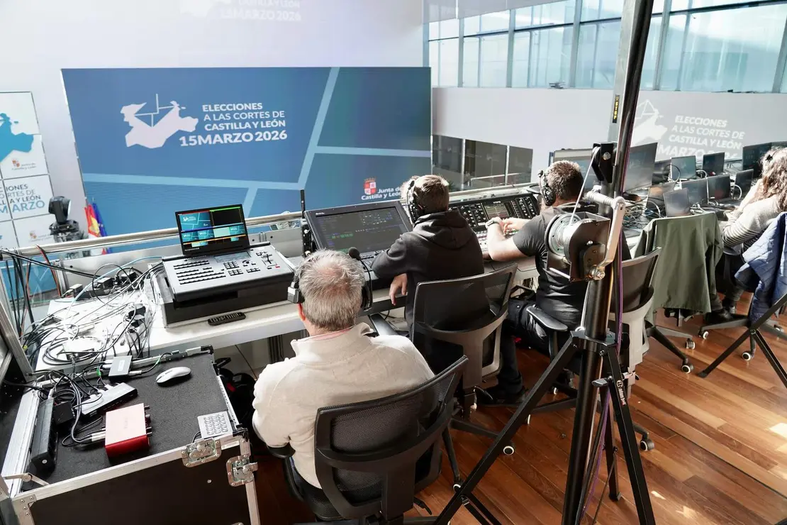 El consejero de la Presidencia, Luis Miguel Gonz&aacute;lez Gago, junto a la consejera de Relaciones Institucionales, Ruth And&eacute;rez, presenta el Centro de Difusi&oacute;n de Datos instalado con motivo de la celebraci&oacute;n de las elecciones