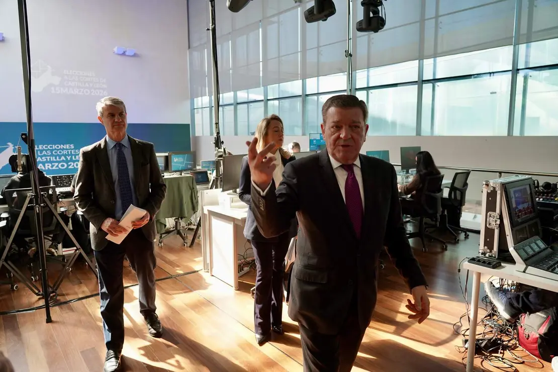 El consejero de la Presidencia, Luis Miguel Gonz&aacute;lez Gago, junto a la consejera de Relaciones Institucionales, Ruth And&eacute;rez, presenta el Centro de Difusi&oacute;n de Datos instalado con motivo de la celebraci&oacute;n de las elecciones