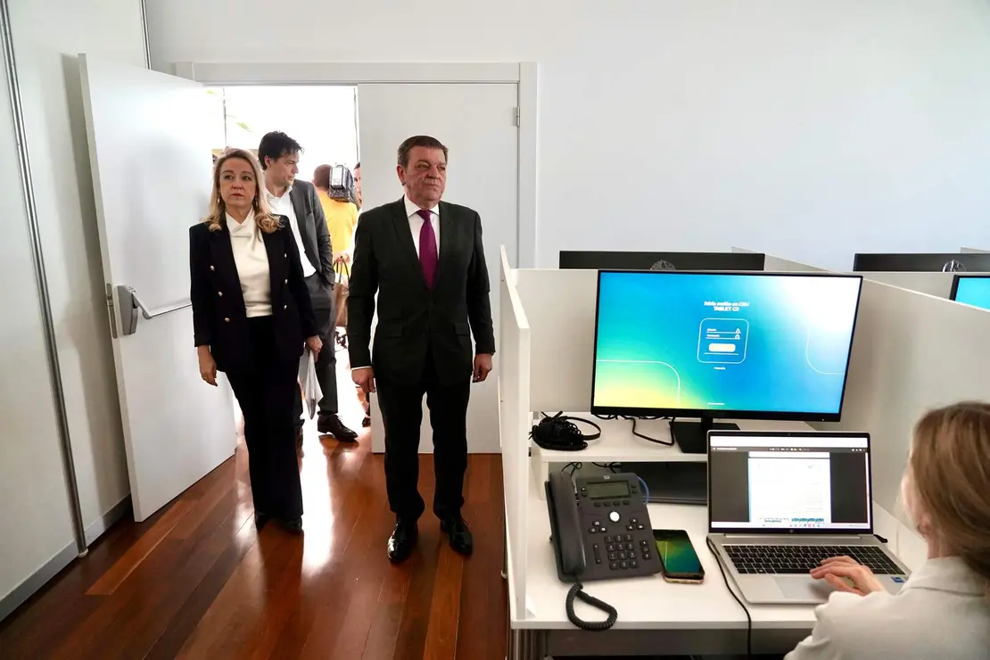 El consejero de la Presidencia, Luis Miguel Gonz&aacute;lez Gago, junto a la consejera de Relaciones Institucionales, Ruth And&eacute;rez, presenta el Centro de Difusi&oacute;n de Datos instalado con motivo de la celebraci&oacute;n de las elecciones
