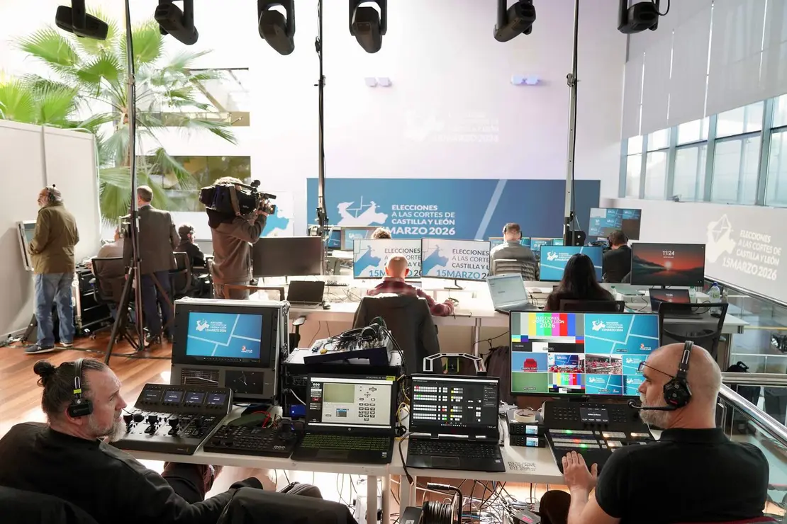 El consejero de la Presidencia, Luis Miguel Gonz&aacute;lez Gago, junto a la consejera de Relaciones Institucionales, Ruth And&eacute;rez, presenta el Centro de Difusi&oacute;n de Datos instalado con motivo de la celebraci&oacute;n de las elecciones