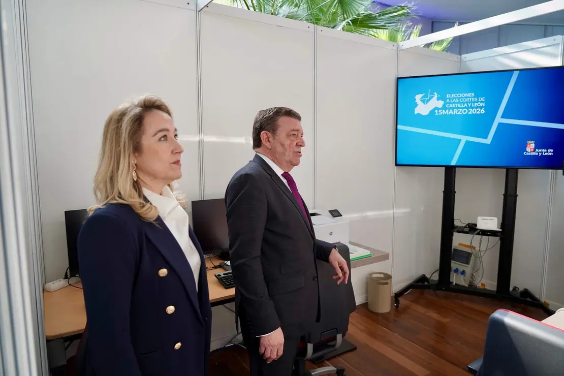 El consejero de la Presidencia, Luis Miguel Gonz&aacute;lez Gago, junto a la consejera de Relaciones Institucionales, Ruth And&eacute;rez, presenta el Centro de Difusi&oacute;n de Datos instalado con motivo de la celebraci&oacute;n de las elecciones