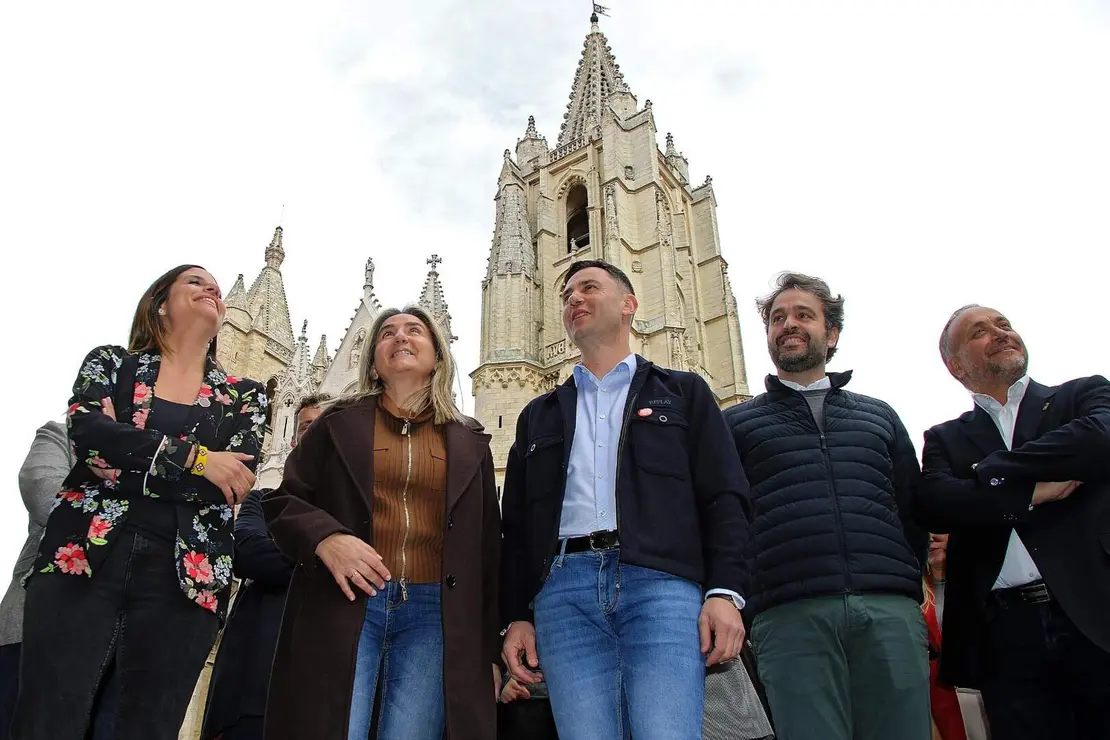 Milagros Tol&oacute;n, ministra de Educaci&oacute;n, Formaci&oacute;n Profesional y Deportes visita Le&oacute;n acompa&ntilde;ada por Nuria Rubio, candidata socialista por Le&oacute;n y Javier Alfonso Cend&oacute;n, diputado nacional. Fotos: Peio Garc&iacute;a.