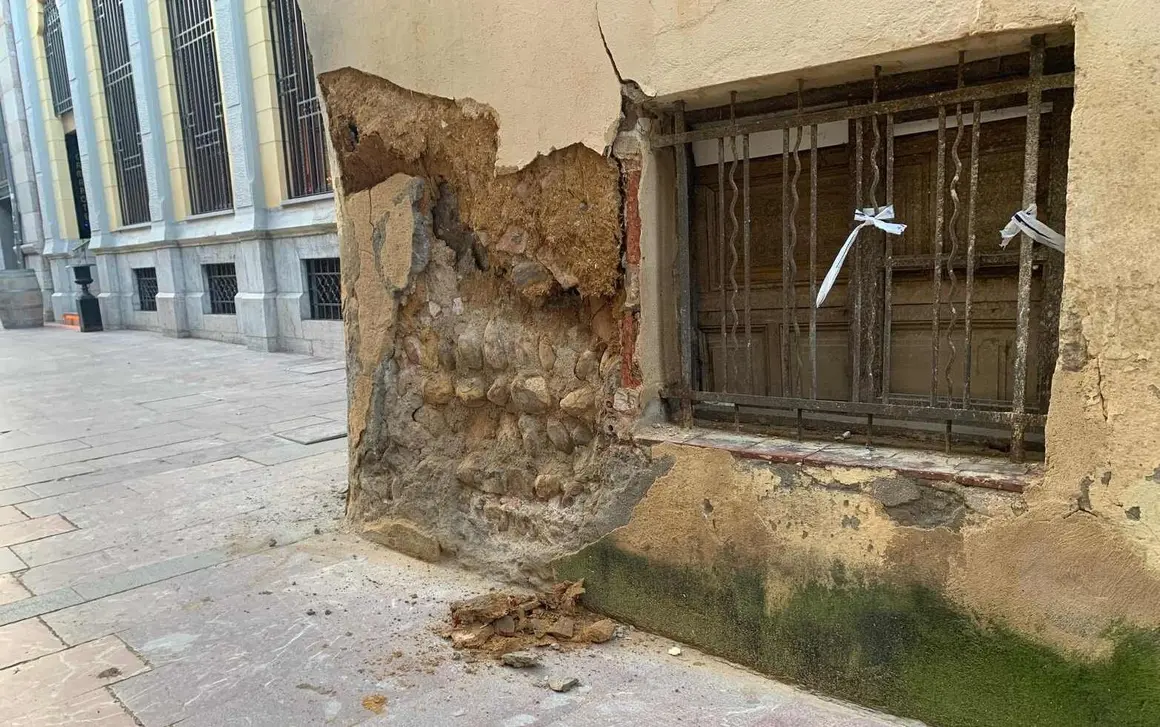 El Procurador del Com&uacute;n de Castilla y Le&oacute;n ha emitido una resoluci&oacute;n instando al Ayuntamiento de Le&oacute;n a tomar medidas urgentes sobre La Casona de D&aacute;maso Merino, ubicada en el n&uacute;mero 3 de la calle hom&oacute;nima. La hist&oacute;rica edificaci&oacute;n, con m&aacute;s de cuatro siglos de antig&uuml;edad, sufri&oacute; el pasado 23 de febrero el desprendimiento de parte de su fachada y desde entonces ha mostrado un agravamiento de su deterioro.