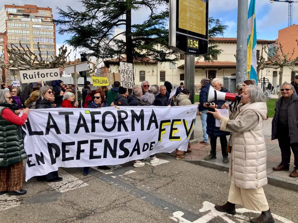 Padre Isla vive el en&eacute;simo corte de tr&aacute;fico por el futuro de Feve. Fotos: Peio Garc&iacute;a.