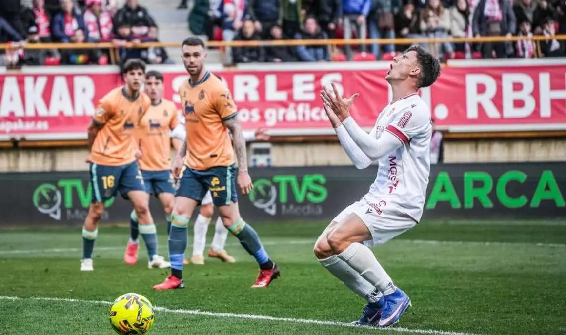 La Cultural y Deportiva Leonesa compiti&oacute; de t&uacute; a t&uacute; ante el l&iacute;der, pero la eficacia del Racing de Santander decidi&oacute; el duelo en el Estadio Reino de Le&oacute;n. El equipo leon&eacute;s volvi&oacute; a quedarse sin premio pese a su buen partido y ve c&oacute;mo el margen para la salvaci&oacute;n se reduce.