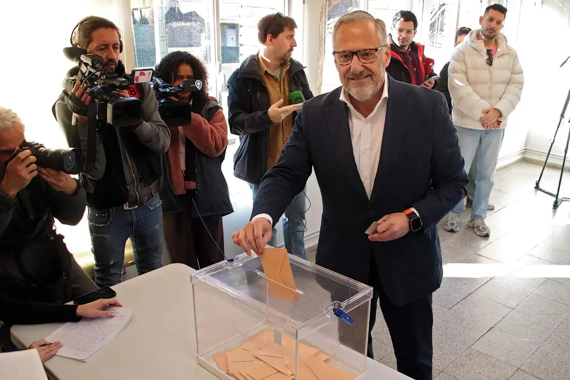 Carlos Poll&aacute;n vota en Carbajal con "ilusi&oacute;n y esperanza". Foto: Peio Garc&iacute;a