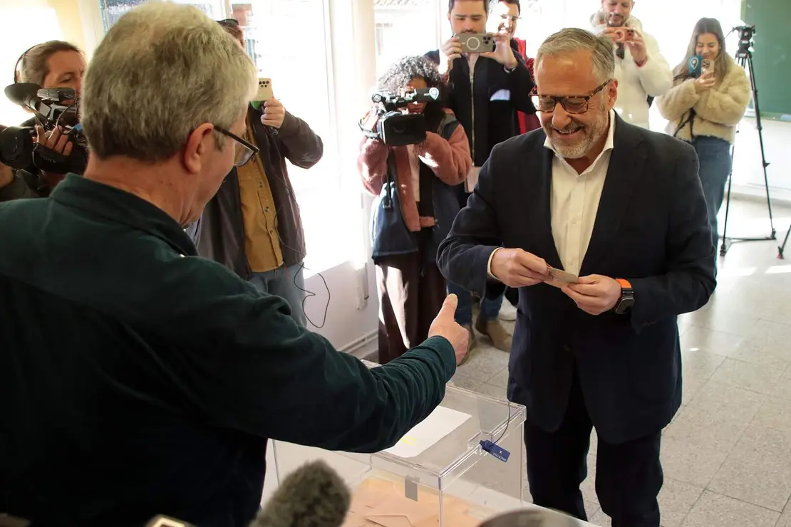 El candidato de Vox, Carlos Poll&aacute;n, ejerce su derecho al voto en Escuelas Viejas de Carbajal de la Legua. Foto: Peio Garc&iacute;a.