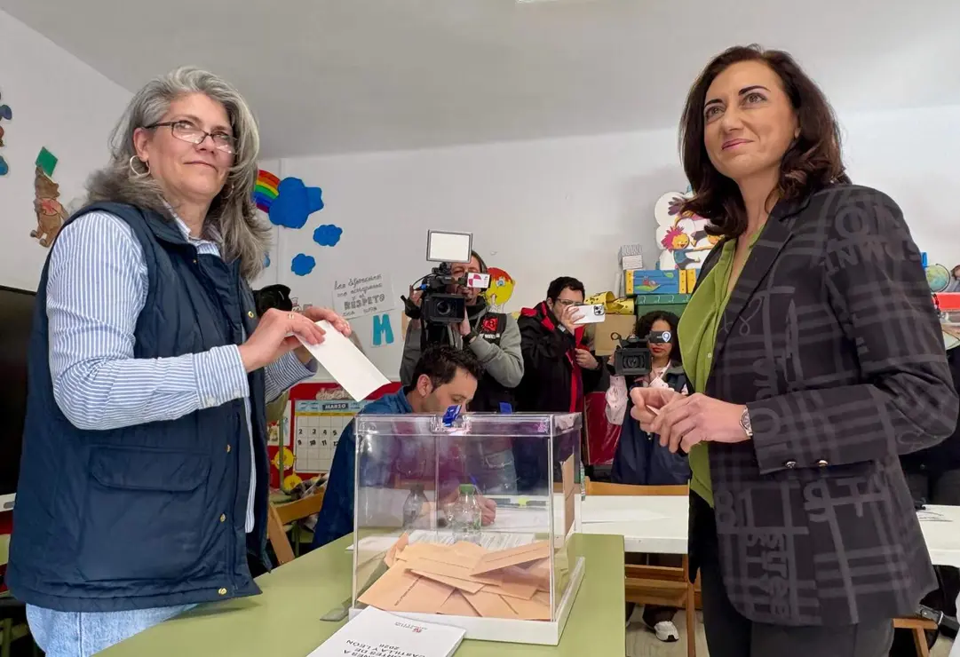 Alicia Gallego vota en Santa Mar&iacute;a del P&aacute;ramo y conf&iacute;a en lograr grupo propio.
