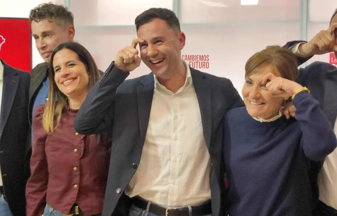 La direcci&oacute;n provincial del PSOE en Le&oacute;n valor&oacute; este domingo los resultados de las elecciones auton&oacute;micas con un recuerdo especial para el alcalde socialista de Gradefes, Le&oacute;nides Bay&oacute;n, fallecido de forma repentina en la misma jornada electoral.