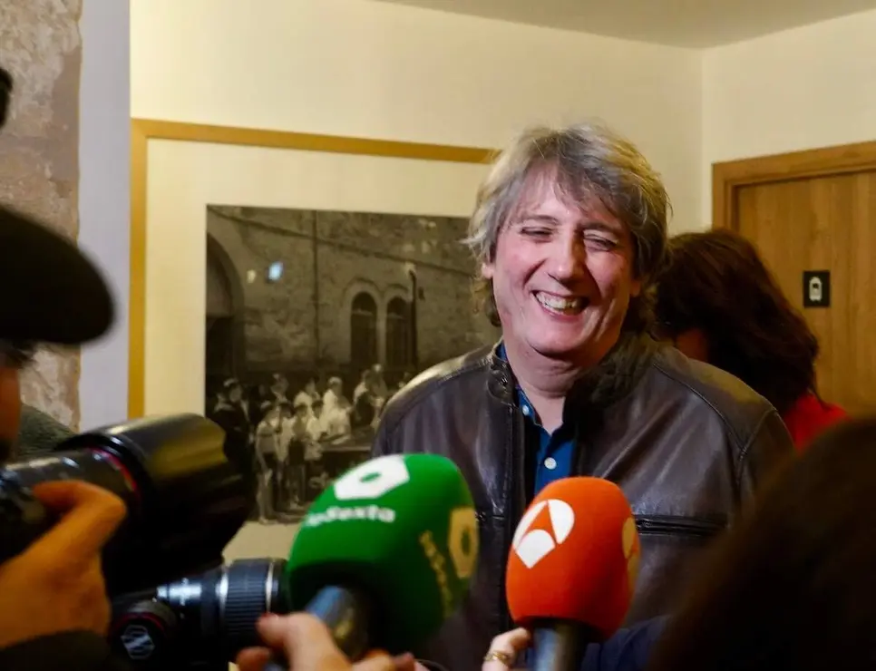 El candidato a la Presidencia de la Junta, Carlos Mart&iacute;nez, a su llegada al hotel en la noche electoral acompa&ntilde;ado de Daniel De la Rosa