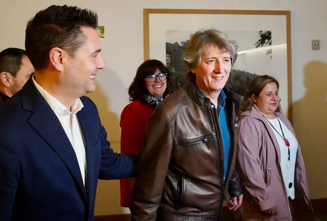 El candidato a la Presidencia de la Junta, Carlos Mart&iacute;nez, a su llegada al hotel en la noche electoral acompa&ntilde;ado de Daniel De la Rosa