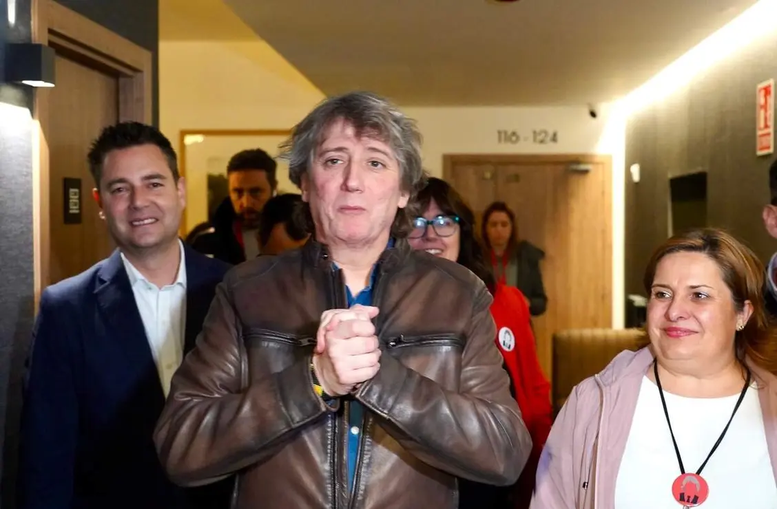 El candidato a la Presidencia de la Junta, Carlos Mart&iacute;nez, a su llegada al hotel en la noche electoral acompa&ntilde;ado de Daniel De la Rosa