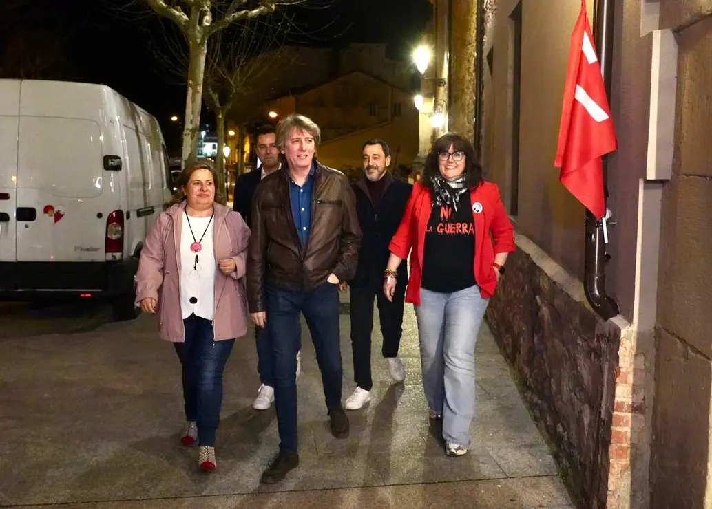 El candidato a la Presidencia de la Junta, Carlos Mart&iacute;nez, a su llegada al hotel en la noche electoral acompa&ntilde;ado de Daniel De la Rosa