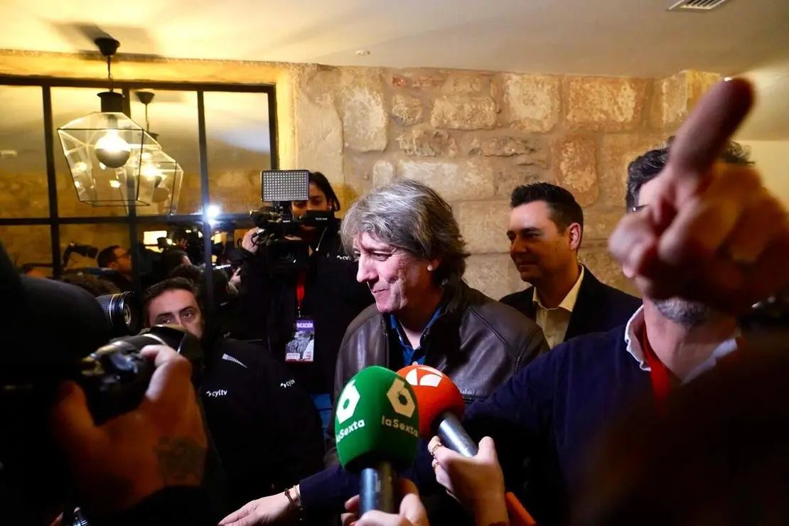 El candidato a la Presidencia de la Junta, Carlos Mart&iacute;nez, a su llegada al hotel en la noche electoral acompa&ntilde;ado de Daniel De la Rosa