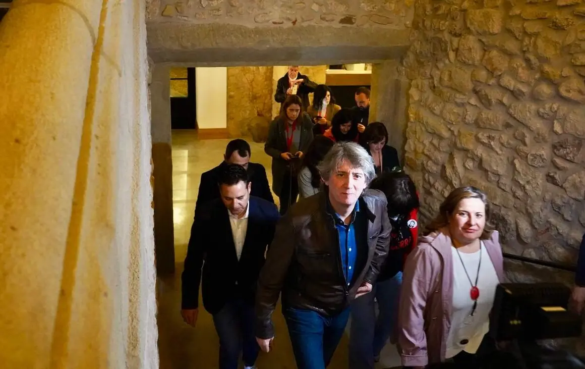 El candidato a la Presidencia de la Junta, Carlos Mart&iacute;nez, a su llegada al hotel en la noche electoral acompa&ntilde;ado de Daniel De la Rosa