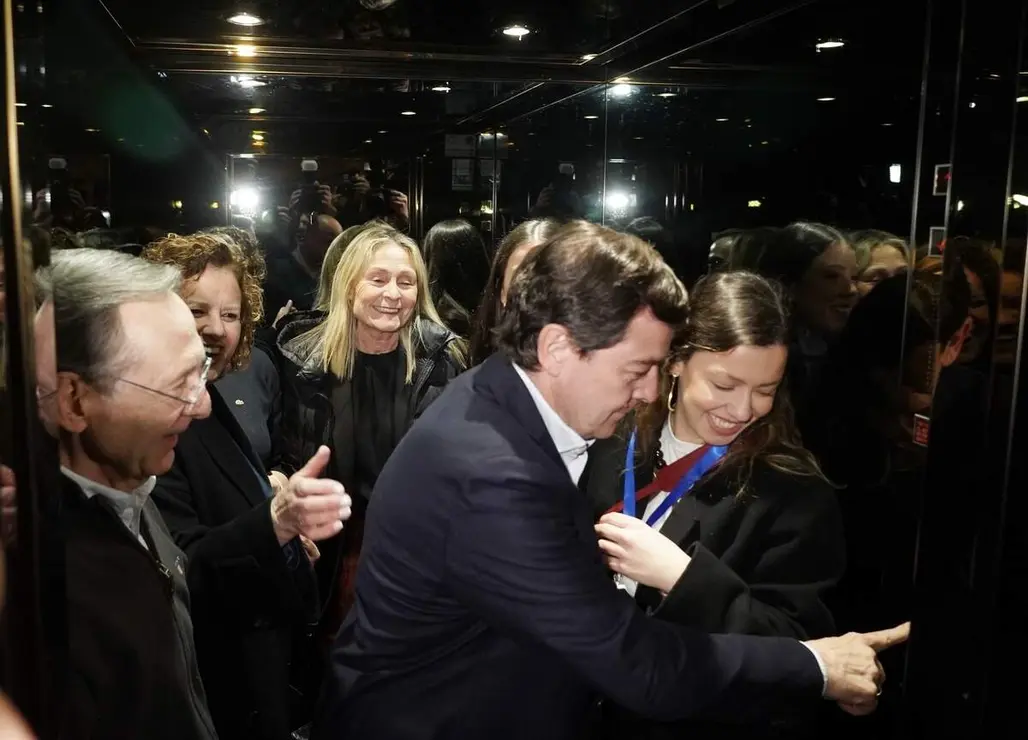 El candidato del PP a la Presidencia de la Junta de Castilla y Le&oacute;n, Alfonso Fern&aacute;ndez Ma&ntilde;ueco, a su llegada al hotel Alameda Palace de Salamanca para seguir la evoluci&oacute;n de los resultados electorales
