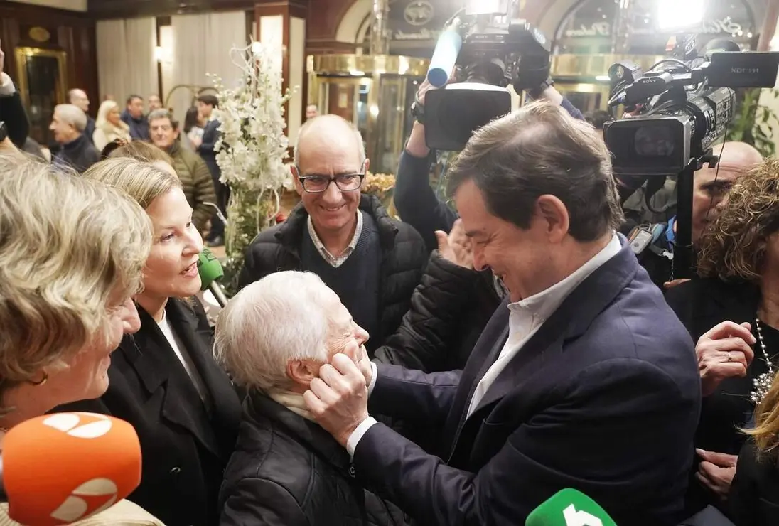 El candidato del PP a la Presidencia de la Junta de Castilla y Le&oacute;n, Alfonso Fern&aacute;ndez Ma&ntilde;ueco, a su llegada al hotel Alameda Palace de Salamanca para seguir la evoluci&oacute;n de los resultados electorales