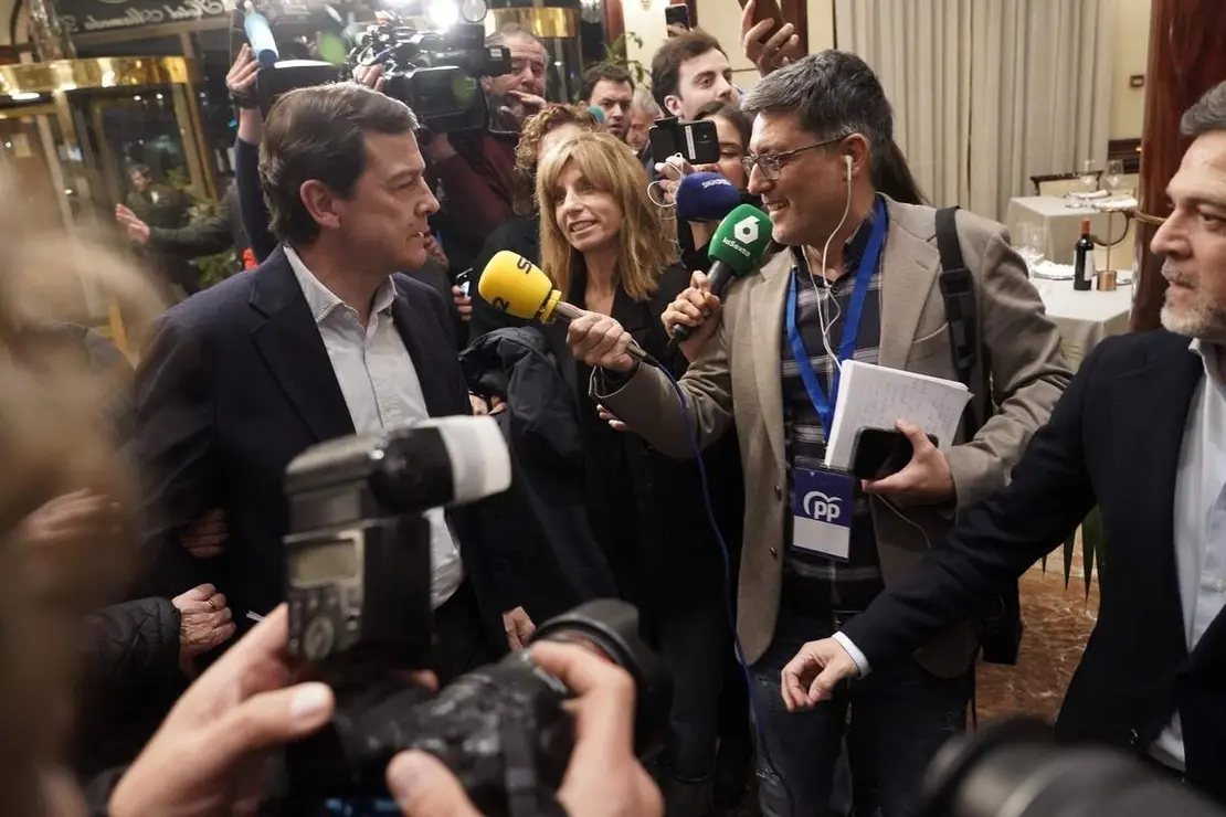 El candidato del PP a la Presidencia de la Junta de Castilla y Le&oacute;n, Alfonso Fern&aacute;ndez Ma&ntilde;ueco, a su llegada al hotel Alameda Palace de Salamanca para seguir la evoluci&oacute;n de los resultados electorales