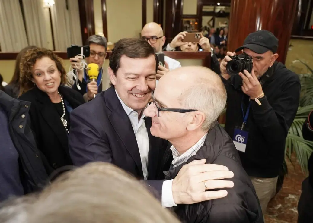 El candidato del PP a la Presidencia de la Junta de Castilla y Le&oacute;n, Alfonso Fern&aacute;ndez Ma&ntilde;ueco, a su llegada al hotel Alameda Palace de Salamanca para seguir la evoluci&oacute;n de los resultados electorales
