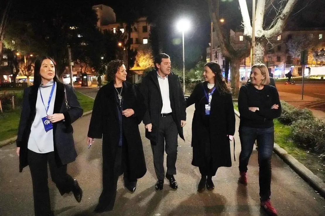 El candidato del PP a la Presidencia de la Junta de Castilla y Le&oacute;n, Alfonso Fern&aacute;ndez Ma&ntilde;ueco, a su llegada al hotel Alameda Palace de Salamanca para seguir la evoluci&oacute;n de los resultados electorales