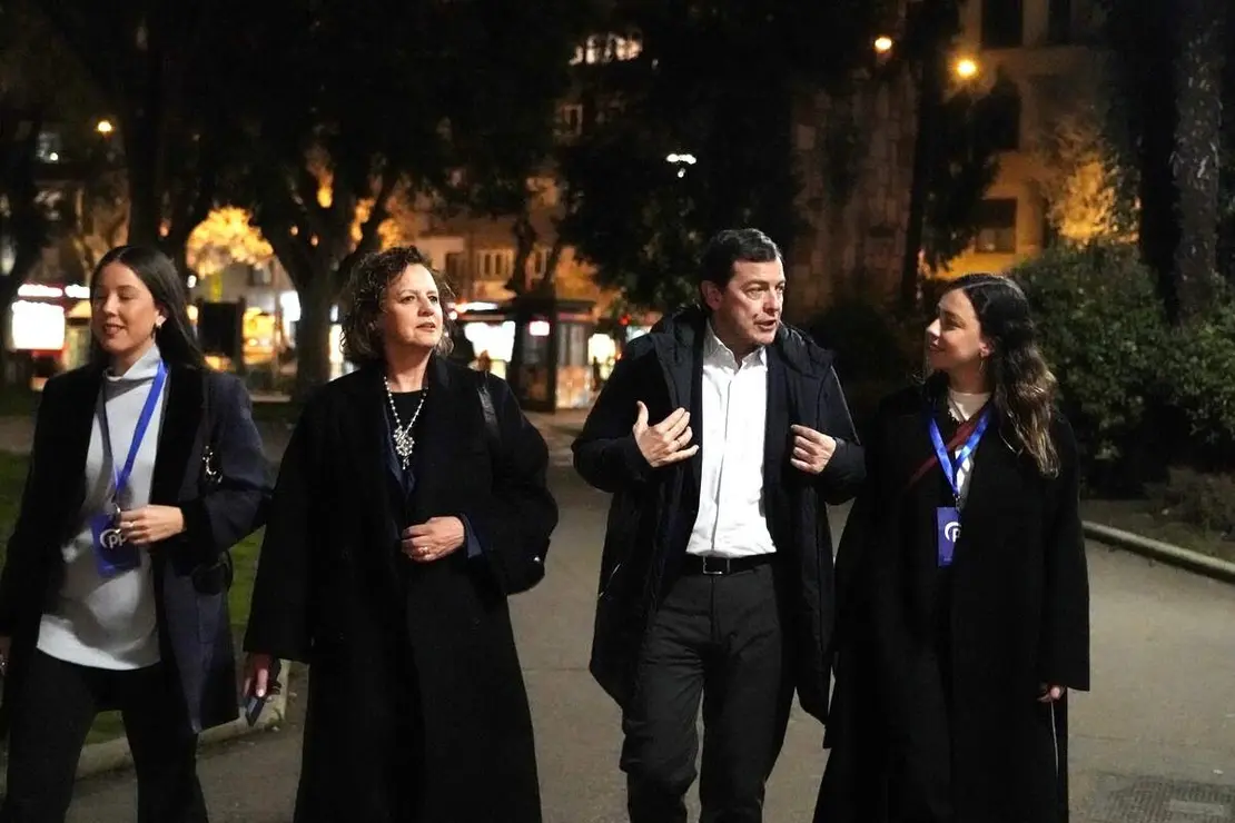El candidato del PP a la Presidencia de la Junta de Castilla y Le&oacute;n, Alfonso Fern&aacute;ndez Ma&ntilde;ueco, a su llegada al hotel Alameda Palace de Salamanca para seguir la evoluci&oacute;n de los resultados electorales