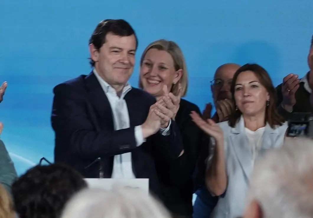 El candidato del PP a la Presidencia de la Junta de Castilla y Le&oacute;n, Alfonso Fern&aacute;ndez Ma&ntilde;ueco, a su llegada al hotel Alameda Palace de Salamanca para seguir la evoluci&oacute;n de los resultados electorales