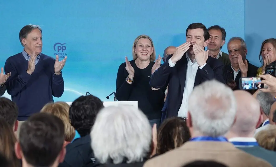 El candidato del PP a la Presidencia de la Junta de Castilla y Le&oacute;n, Alfonso Fern&aacute;ndez Ma&ntilde;ueco, a su llegada al hotel Alameda Palace de Salamanca para seguir la evoluci&oacute;n de los resultados electorales
