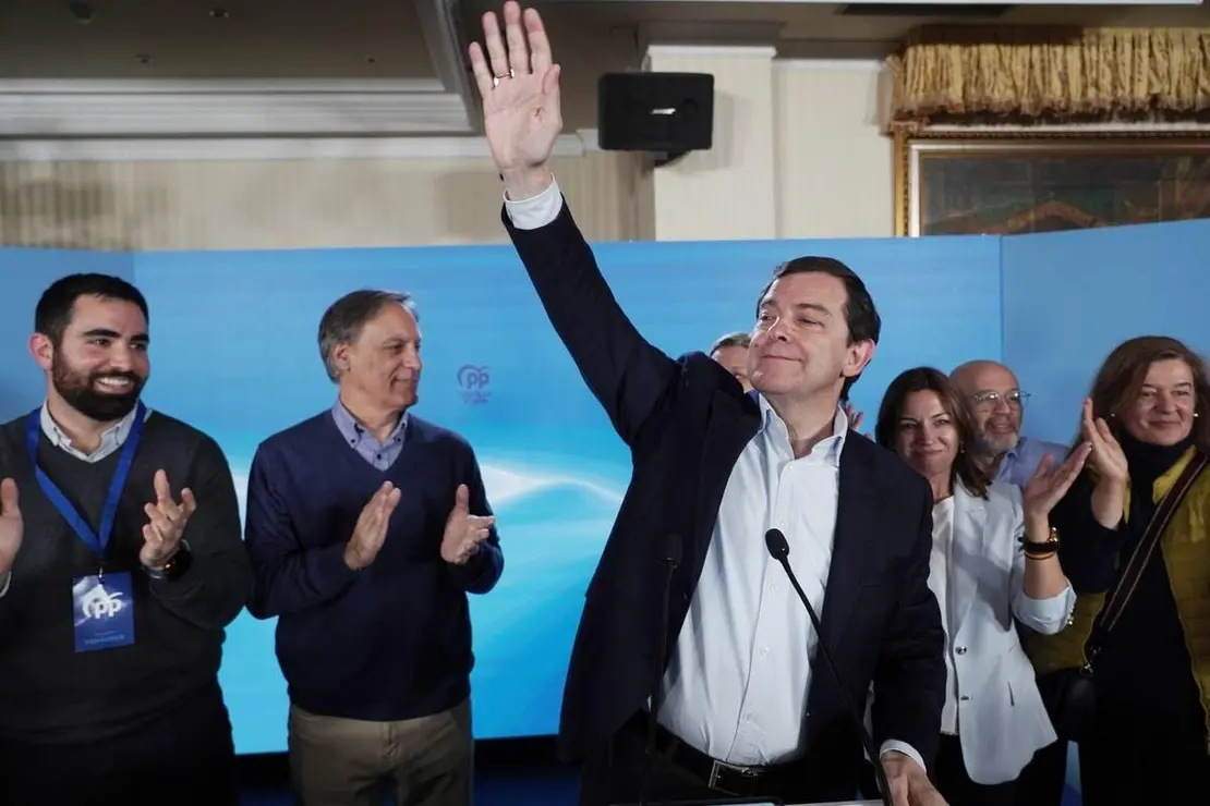 El candidato del PP a la Presidencia de la Junta de Castilla y Le&oacute;n, Alfonso Fern&aacute;ndez Ma&ntilde;ueco, a su llegada al hotel Alameda Palace de Salamanca para seguir la evoluci&oacute;n de los resultados electorales