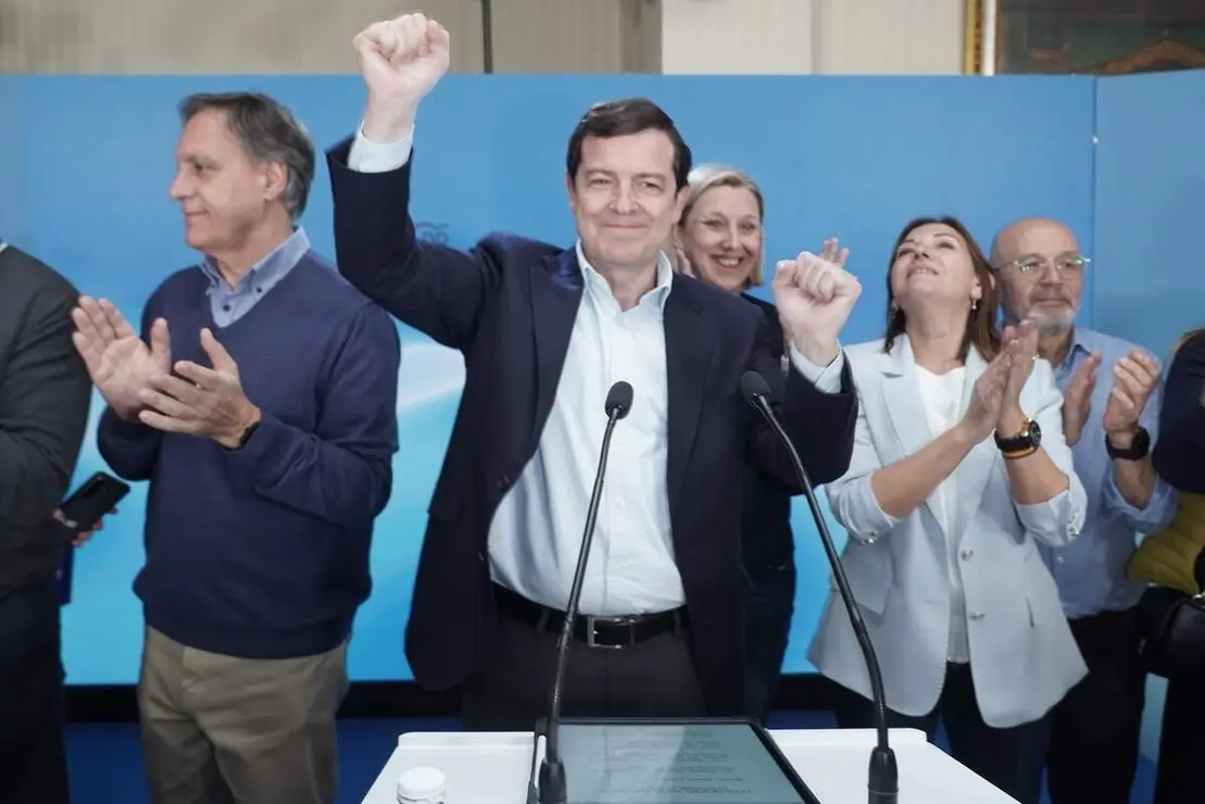 El candidato del PP a la Presidencia de la Junta de Castilla y Le&oacute;n, Alfonso Fern&aacute;ndez Ma&ntilde;ueco, a su llegada al hotel Alameda Palace de Salamanca para seguir la evoluci&oacute;n de los resultados electorales
