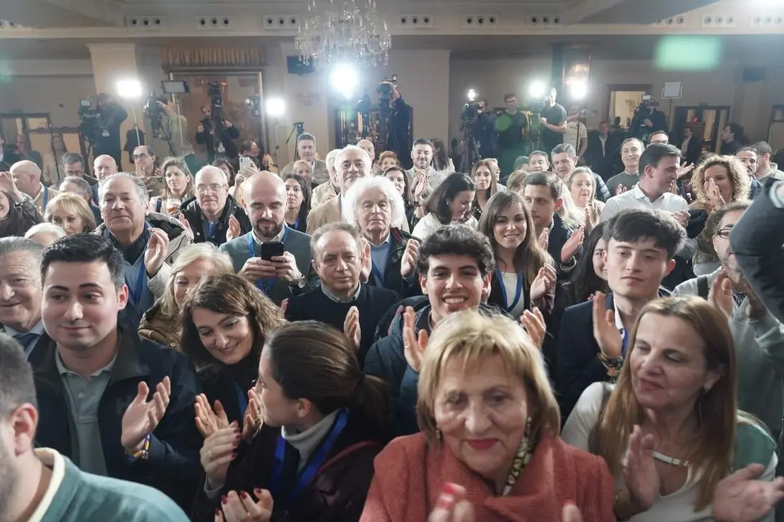 El candidato del PP a la Presidencia de la Junta de Castilla y Le&oacute;n, Alfonso Fern&aacute;ndez Ma&ntilde;ueco, a su llegada al hotel Alameda Palace de Salamanca para seguir la evoluci&oacute;n de los resultados electorales