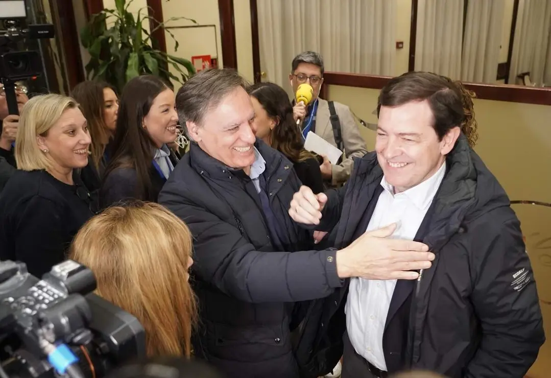 El candidato del PP a la Presidencia de la Junta de Castilla y Le&oacute;n, Alfonso Fern&aacute;ndez Ma&ntilde;ueco, a su llegada al hotel Alameda Palace de Salamanca para seguir la evoluci&oacute;n de los resultados electorales
