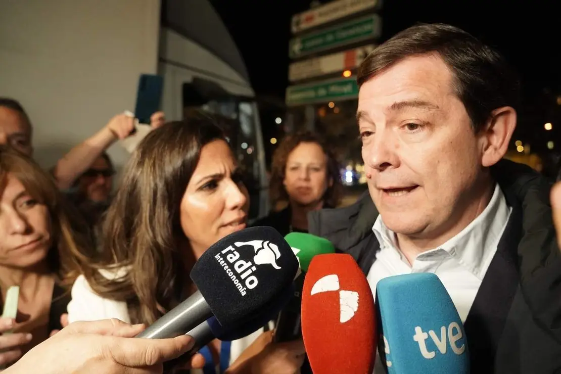 El candidato del PP a la Presidencia de la Junta de Castilla y Le&oacute;n, Alfonso Fern&aacute;ndez Ma&ntilde;ueco, a su llegada al hotel Alameda Palace de Salamanca para seguir la evoluci&oacute;n de los resultados electorales