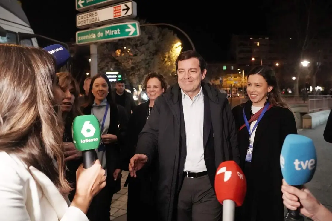 El candidato del PP a la Presidencia de la Junta de Castilla y Le&oacute;n, Alfonso Fern&aacute;ndez Ma&ntilde;ueco, a su llegada al hotel Alameda Palace de Salamanca para seguir la evoluci&oacute;n de los resultados electorales
