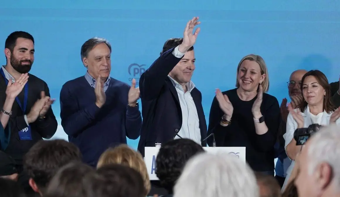 El candidato del PP a la Presidencia de la Junta de Castilla y Le&oacute;n, Alfonso Fern&aacute;ndez Ma&ntilde;ueco, a su llegada al hotel Alameda Palace de Salamanca para seguir la evoluci&oacute;n de los resultados electorales