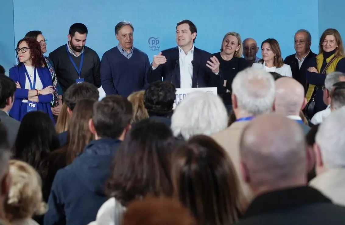 El candidato del PP a la Presidencia de la Junta de Castilla y Le&oacute;n, Alfonso Fern&aacute;ndez Ma&ntilde;ueco, a su llegada al hotel Alameda Palace de Salamanca para seguir la evoluci&oacute;n de los resultados electorales