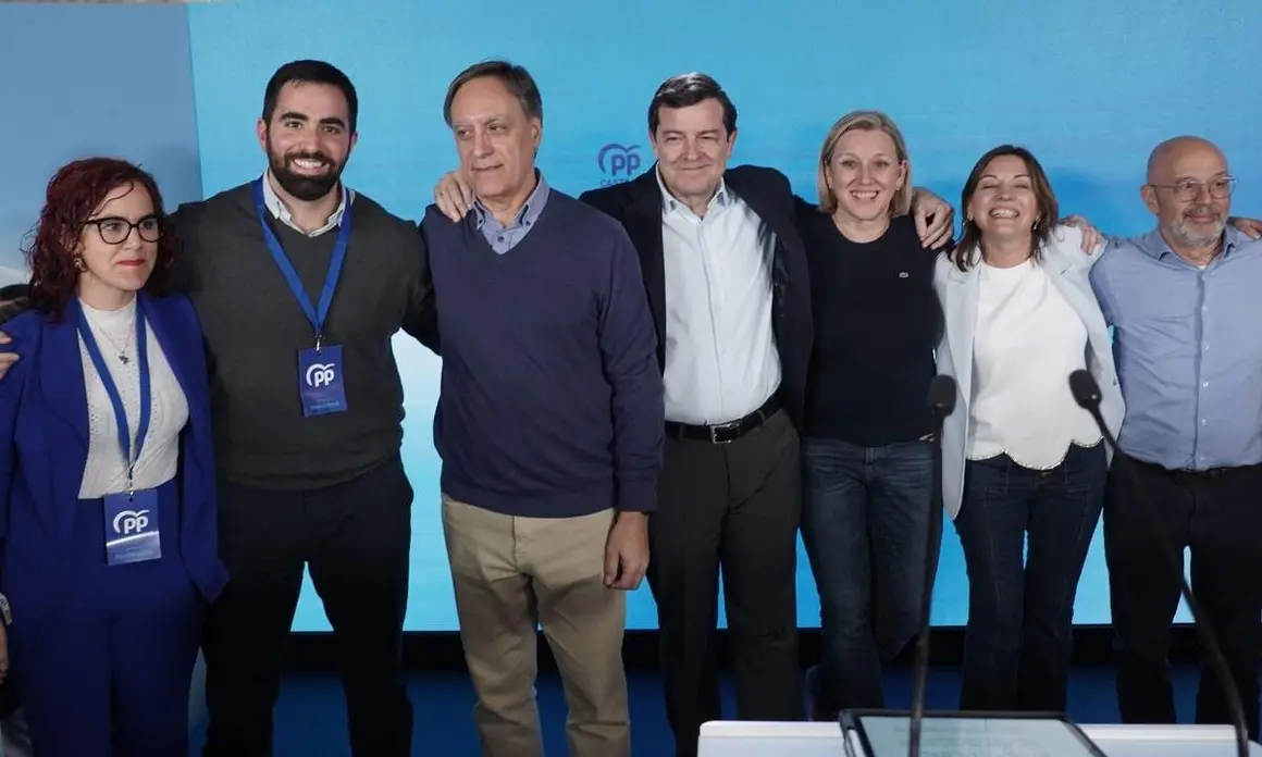 El candidato del PP a la Presidencia de la Junta de Castilla y Le&oacute;n, Alfonso Fern&aacute;ndez Ma&ntilde;ueco, a su llegada al hotel Alameda Palace de Salamanca para seguir la evoluci&oacute;n de los resultados electorales