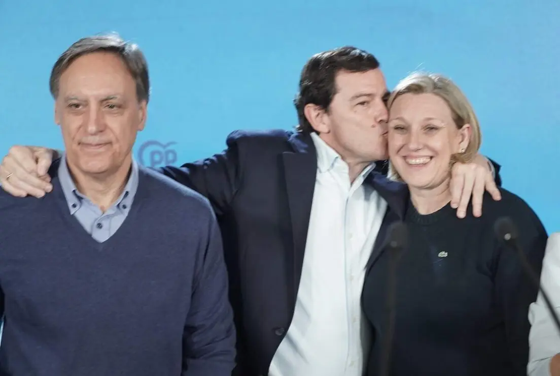 El candidato del PP a la Presidencia de la Junta de Castilla y Le&oacute;n, Alfonso Fern&aacute;ndez Ma&ntilde;ueco, a su llegada al hotel Alameda Palace de Salamanca para seguir la evoluci&oacute;n de los resultados electorales