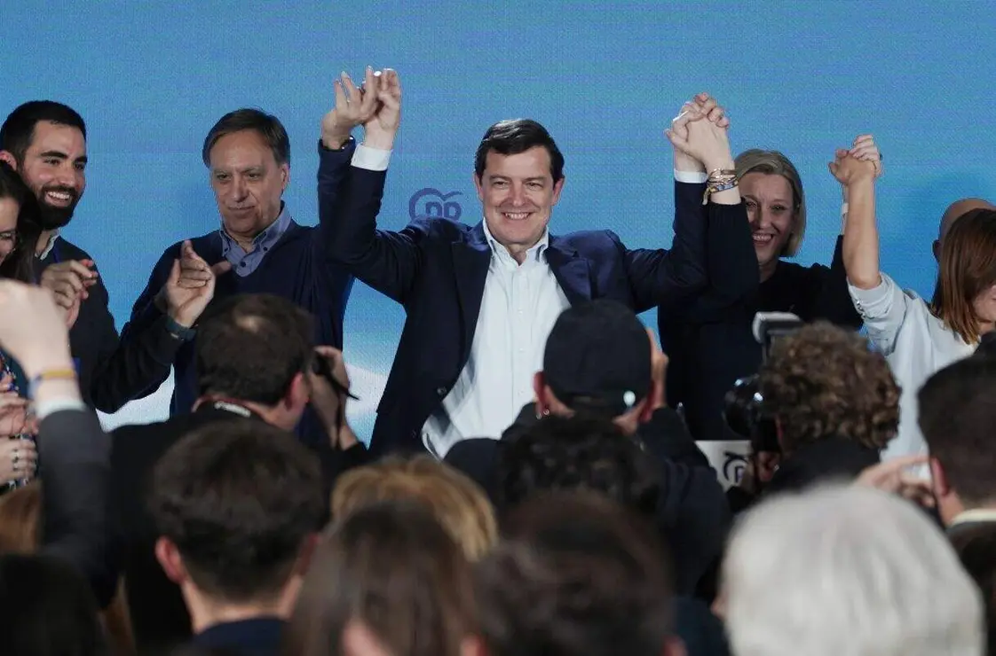 El candidato del PP a la Presidencia de la Junta de Castilla y Le&oacute;n, Alfonso Fern&aacute;ndez Ma&ntilde;ueco, celebra la victoria electoral en Salamanca