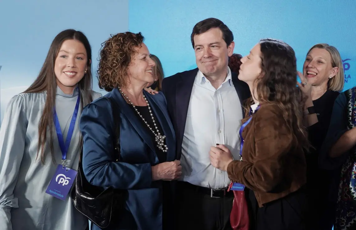 El candidato del PP a la Presidencia de la Junta de Castilla y Le&oacute;n, Alfonso Fern&aacute;ndez Ma&ntilde;ueco, celebra la victoria electoral en Salamanca