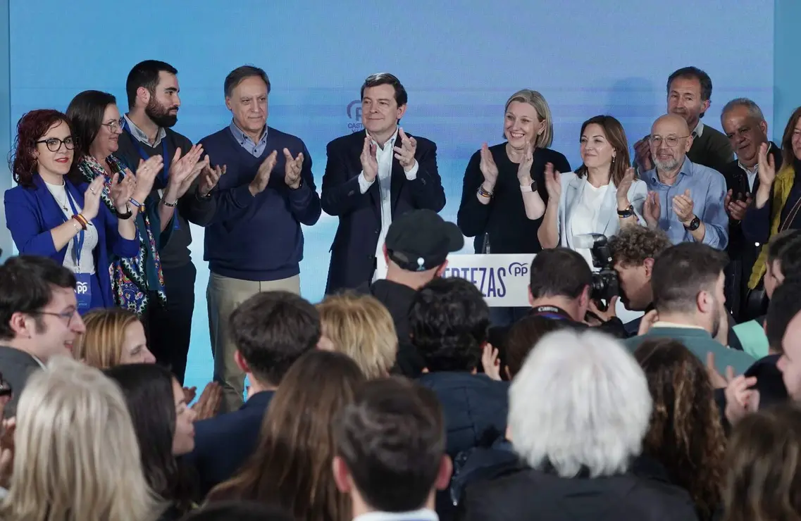 El candidato del PP a la Presidencia de la Junta de Castilla y Le&oacute;n, Alfonso Fern&aacute;ndez Ma&ntilde;ueco, celebra la victoria electoral en Salamanca