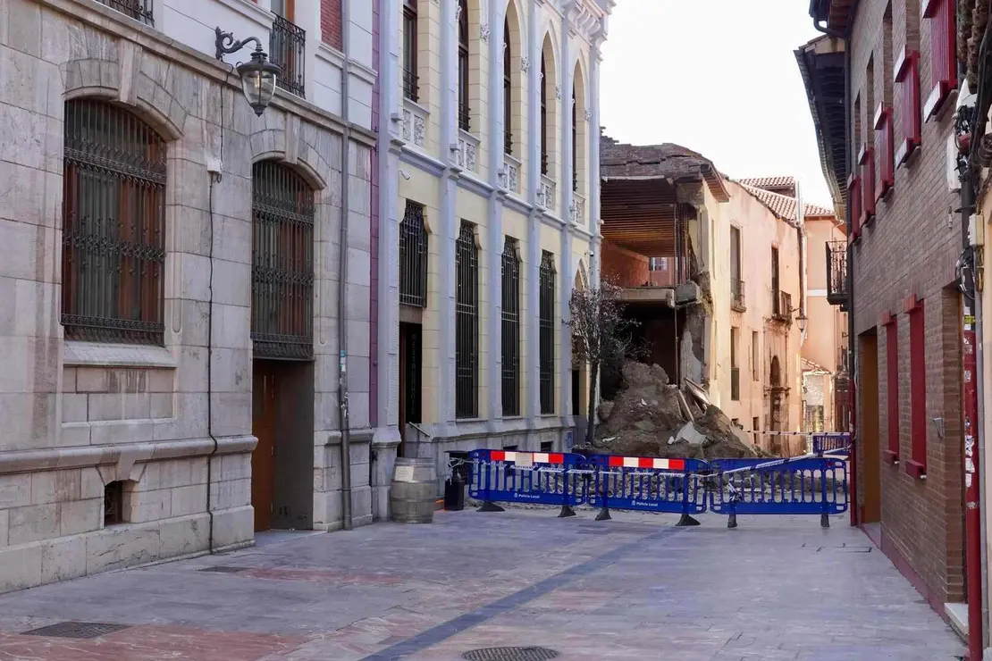 Se derrumba una parte de La Casona en la calle D&aacute;maso Merino de Le&oacute;n