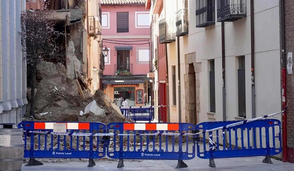 Se derrumba una parte de La Casona en la calle D&aacute;maso Merino de Le&oacute;n