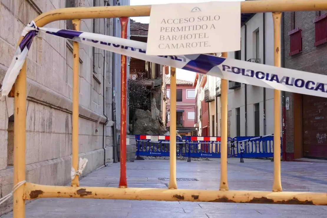 Se derrumba una parte de La Casona en la calle D&aacute;maso Merino de Le&oacute;n