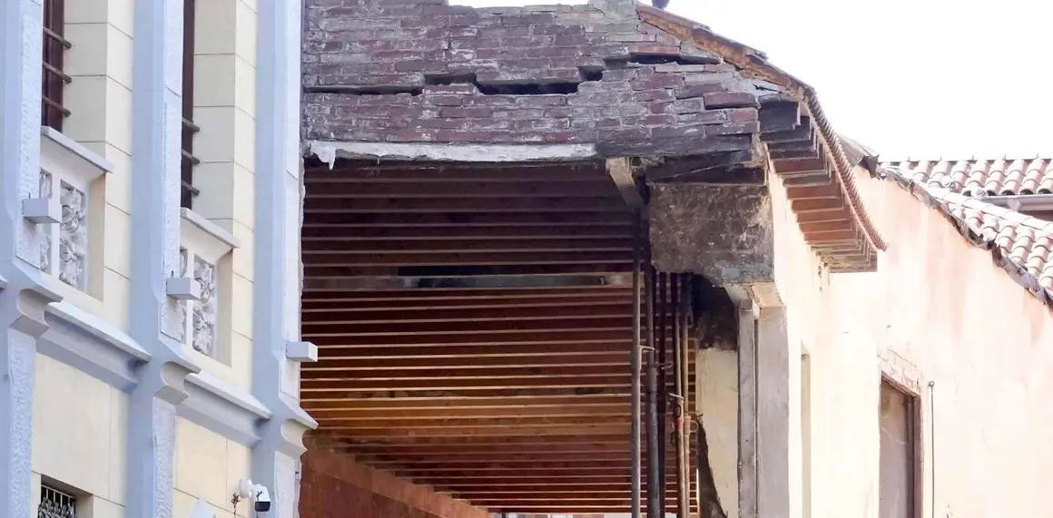 Se derrumba una parte de La Casona en la calle D&aacute;maso Merino de Le&oacute;n