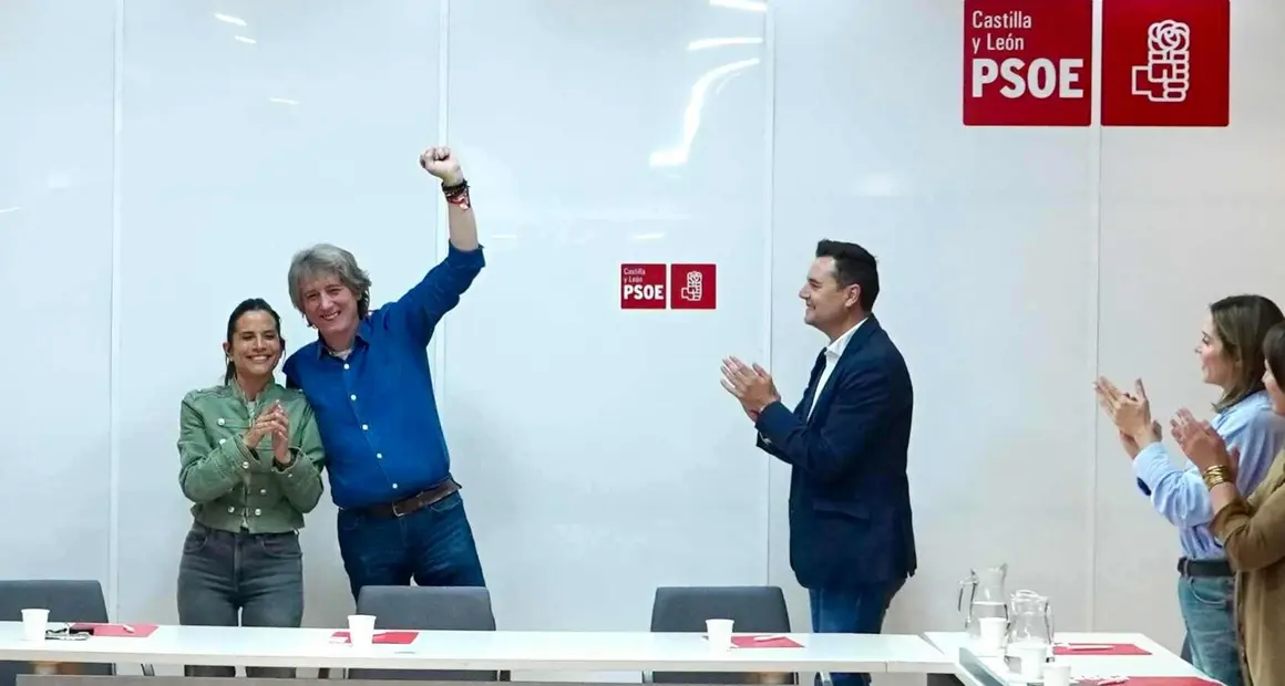 El secretario regional del PSOECyL Carlos Mart&iacute;nez recibe el aplauso de sus compa&ntilde;eros a su llegada a la reuni&oacute;n de la Ejecutiva Auton&oacute;mica