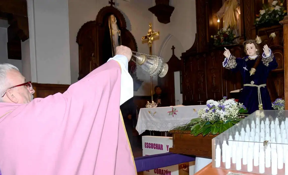 La Cofrad&iacute;a El Encuentro de la Pasi&oacute;n ha vivido un momento in&eacute;dito en sus 35 a&ntilde;os de historia con la bendici&oacute;n del Paso Infantil del Ni&ntilde;o Jes&uacute;s Pasionario, el primero protagonizado por braceros menores de edad. Fotos: Ana San Mart&iacute;n